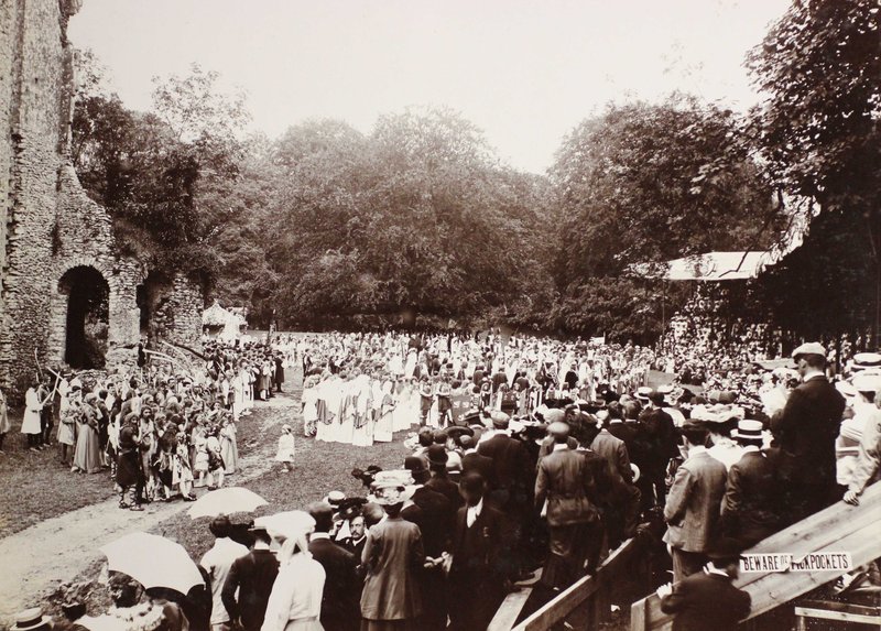 The crowds – ‘Beware of pickpockets’!